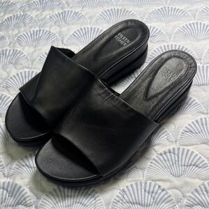 Eileen Fisher Black Leather Slide Sandals Cushioned Comfort Minimalist NWOT 8.5